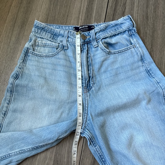 Hollister Ultra High-Rise Baggy Jeans
Size W25R Color Light Wash Denim - Picture 8 of 11